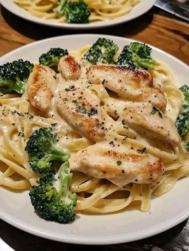 Creamy Garlic Parmesan Chicken Pasta with Broccoli 